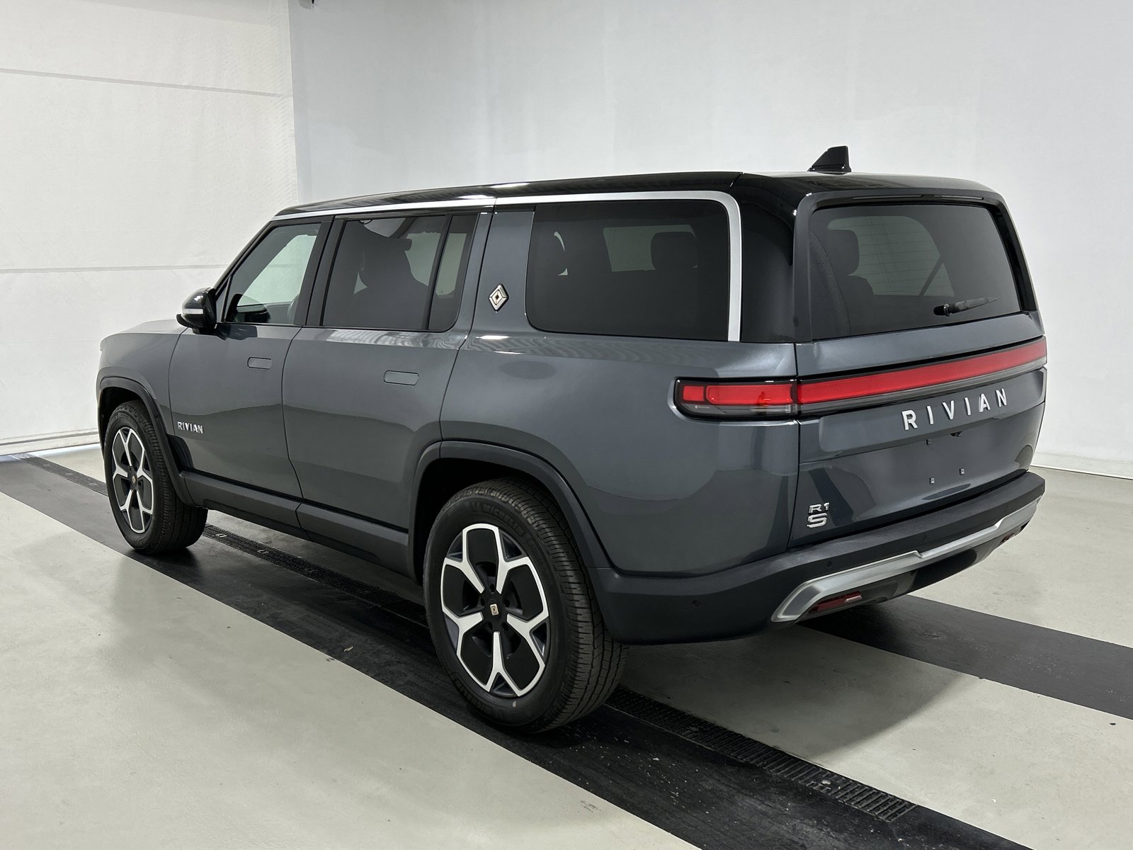 Used 2023 Rivian R1S Adventure image 3
