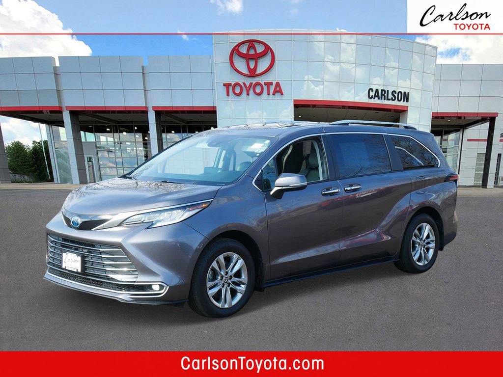 Used 2023 Toyota Sienna Limited image 1