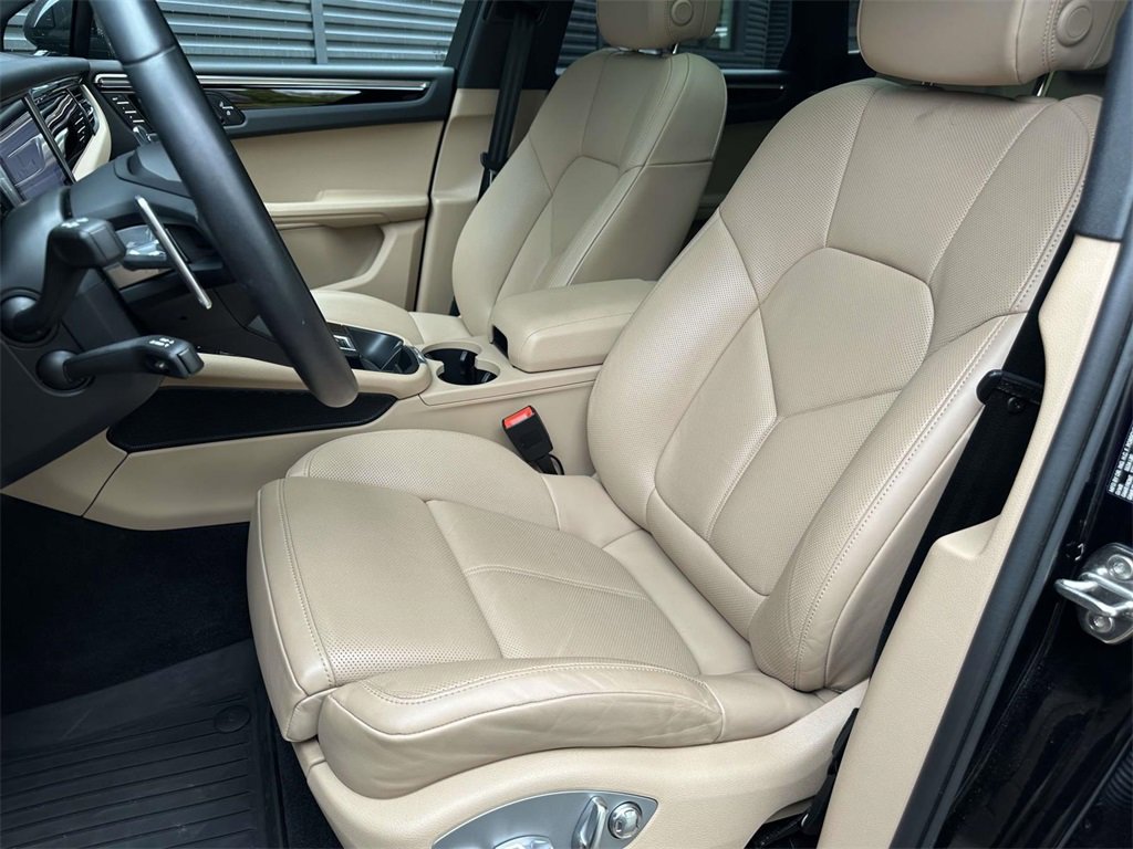 Certified 2025 Porsche Macan image 5