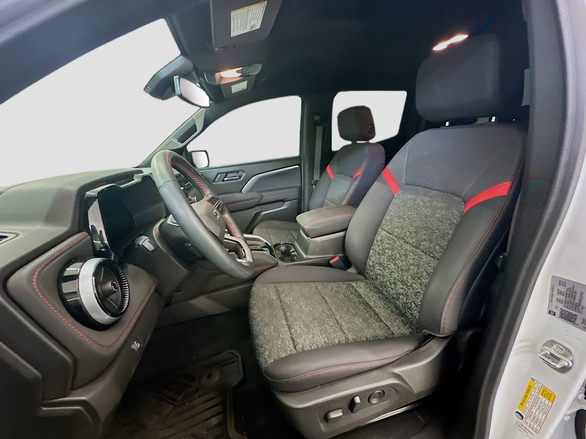 Used 2025 Chevrolet Colorado Z71 AWD/4WD image 13