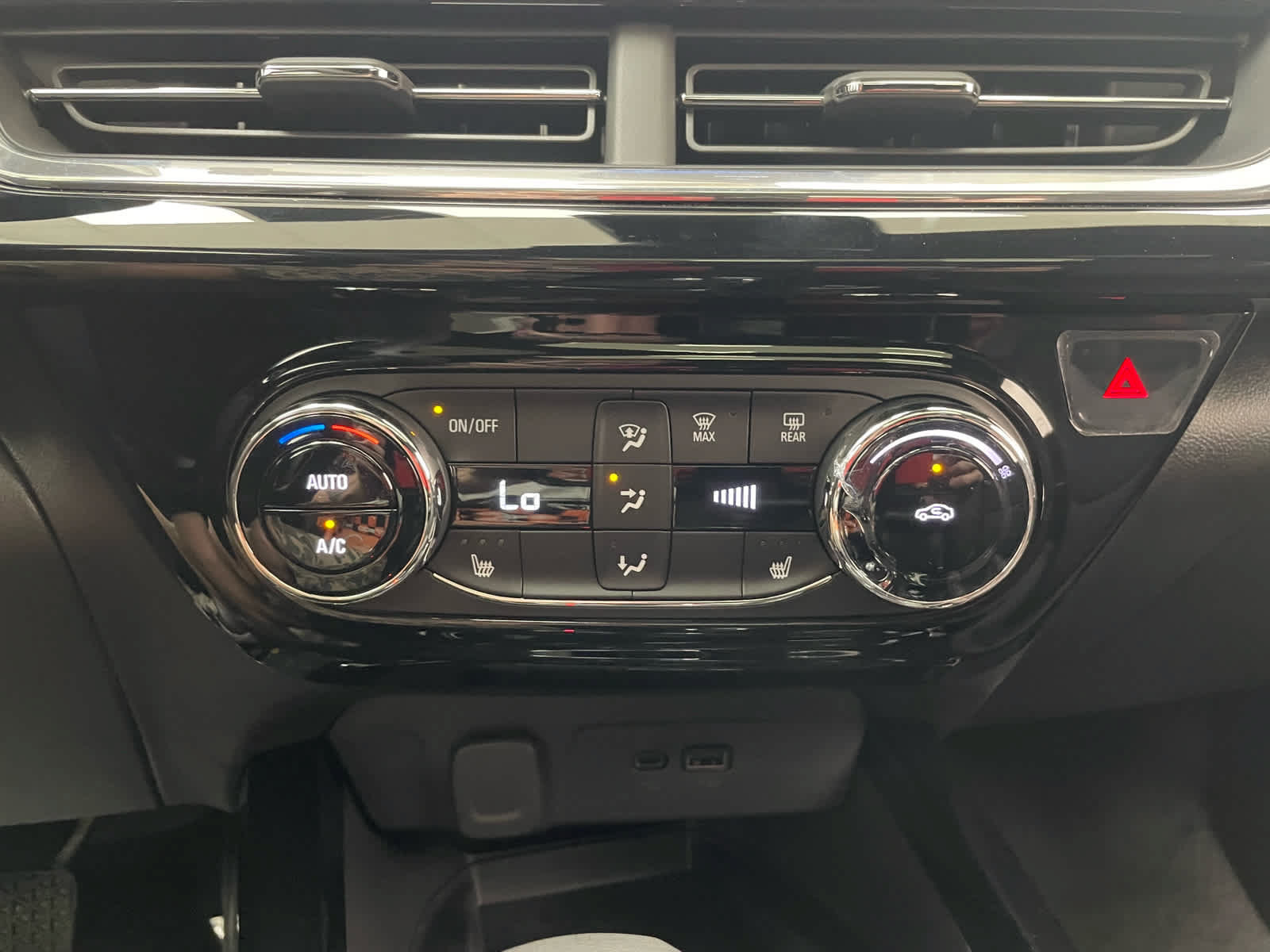 New 2026 Chevrolet Trax RS w/ Sunroof Package FWD image 5