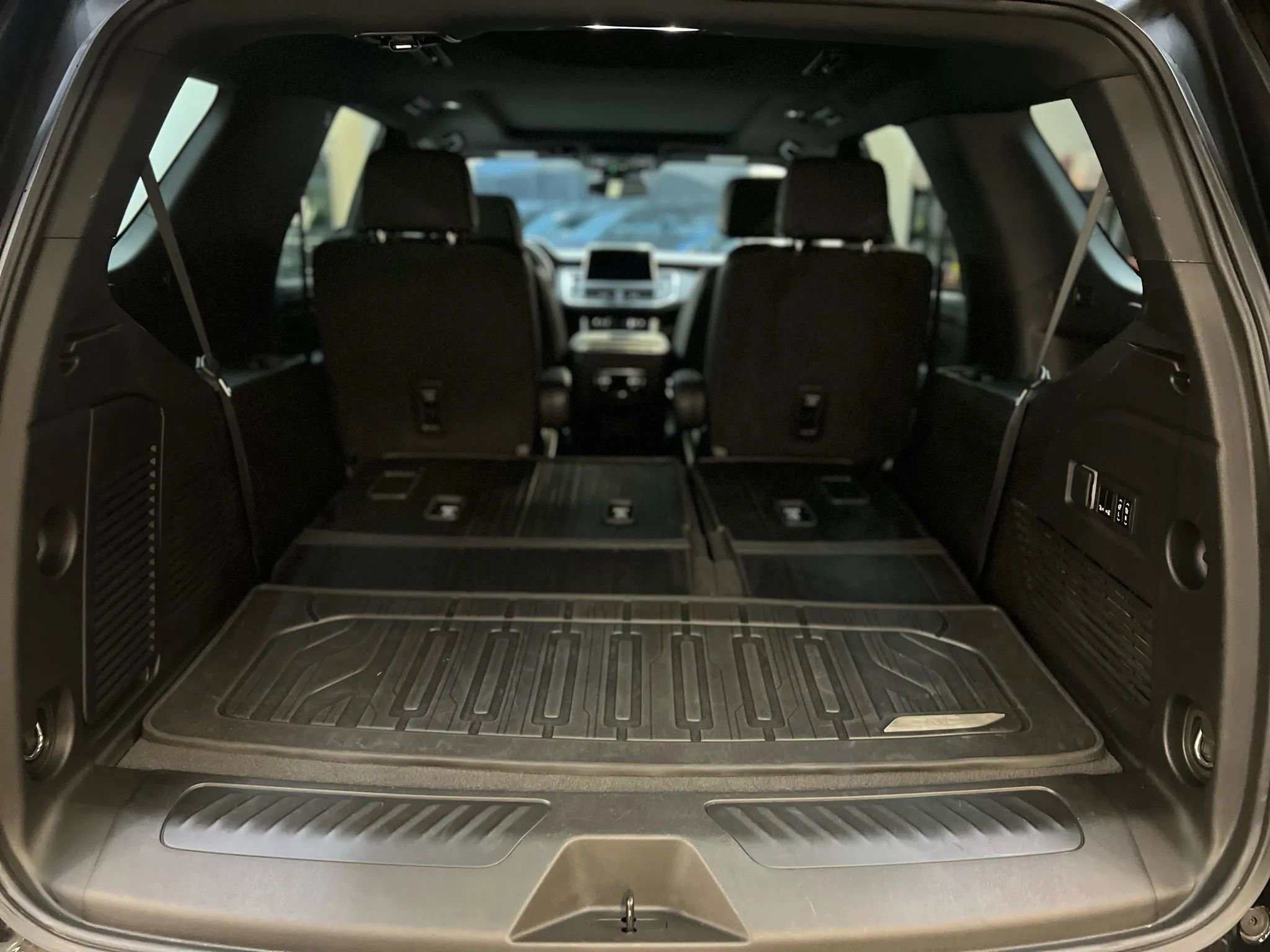 Used 2023 GMC Yukon SLT w/ SLT Premium Package image 17