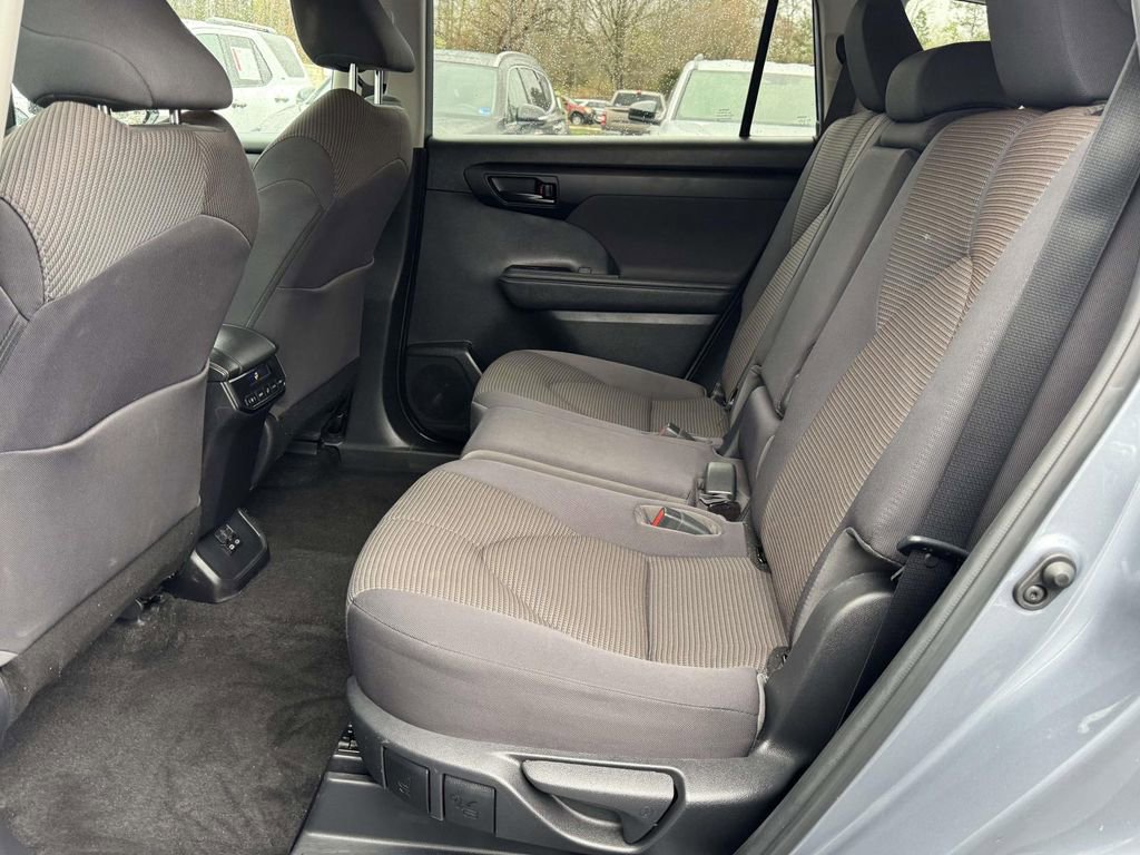 Used 2023 Toyota Highlander LE AWD/4WD image 16