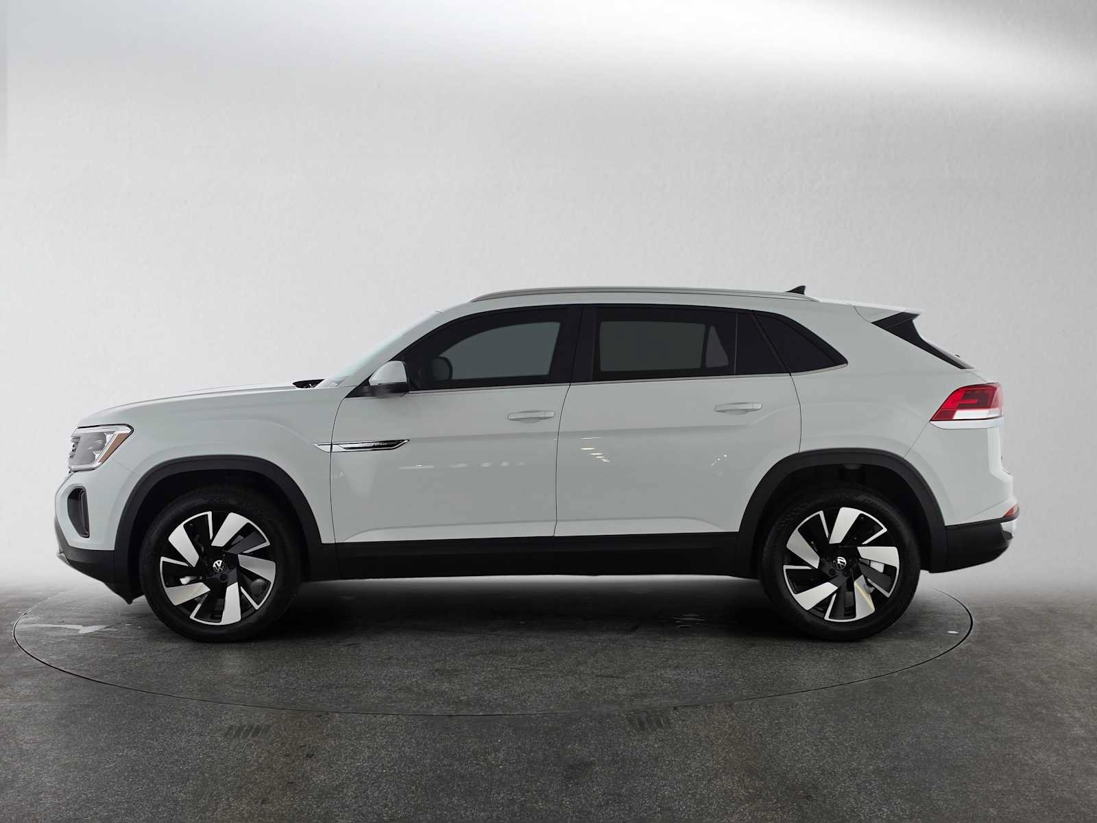 Used 2024 Volkswagen Atlas Cross Sport SE FWD image 2