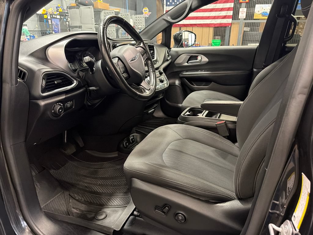 Used 2019 Chrysler Pacifica Touring Plus w/ S Appearance Package FWD image 3