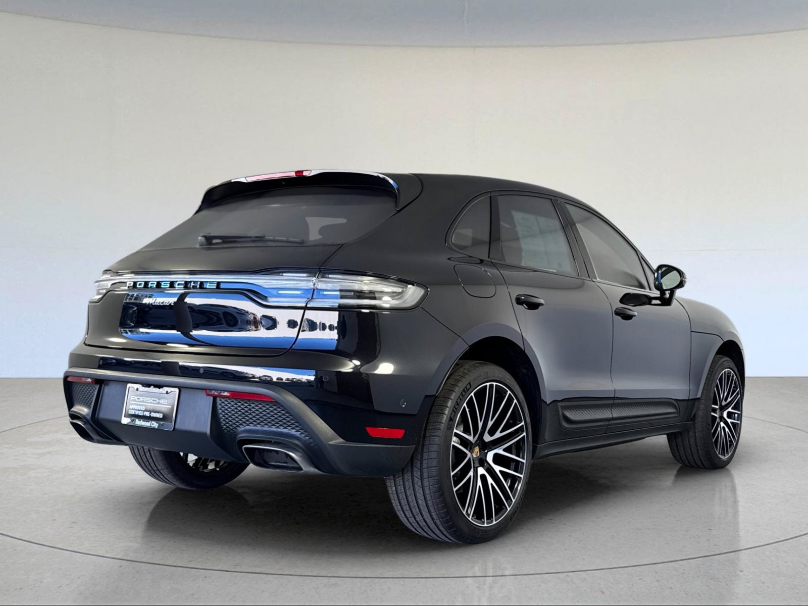 Certified 2025 Porsche Macan AWD/4WD image 8
