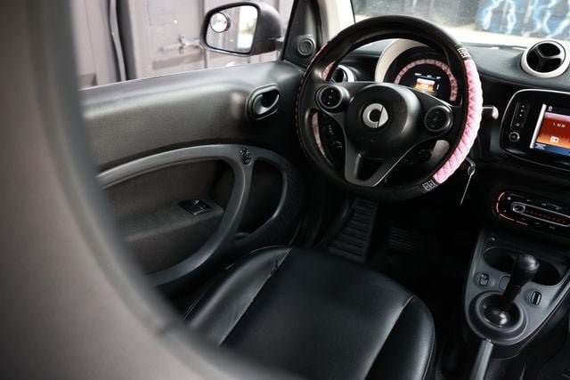Used 2016 smart fortwo passion RWD image 17