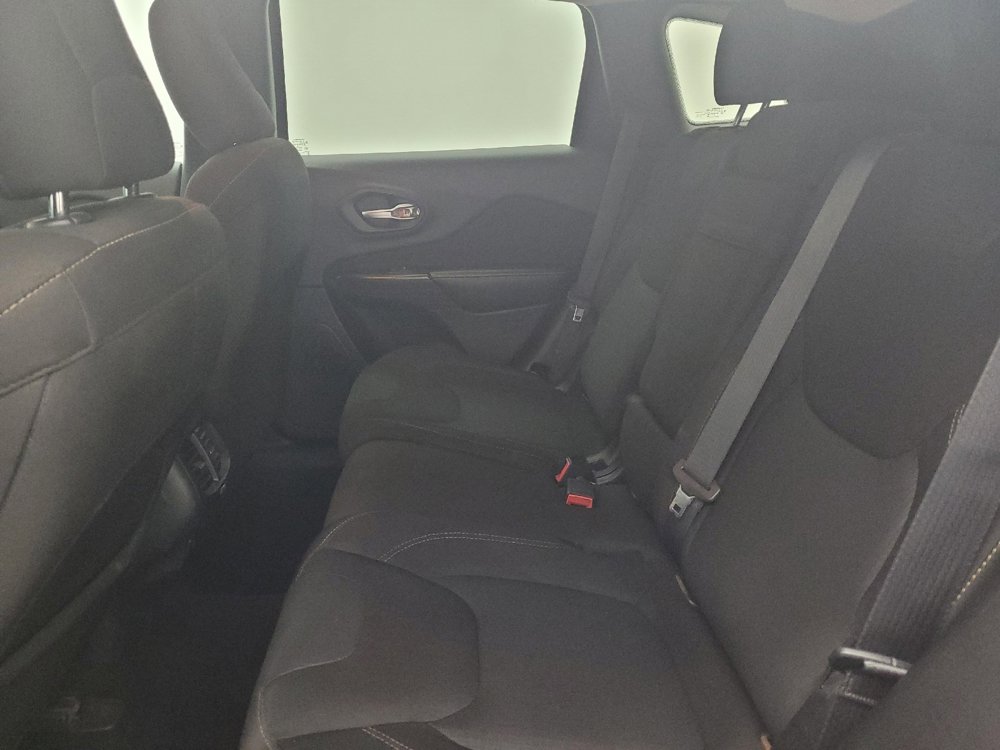 Used 2016 Jeep Cherokee Latitude w/ Cold Weather Group image 18