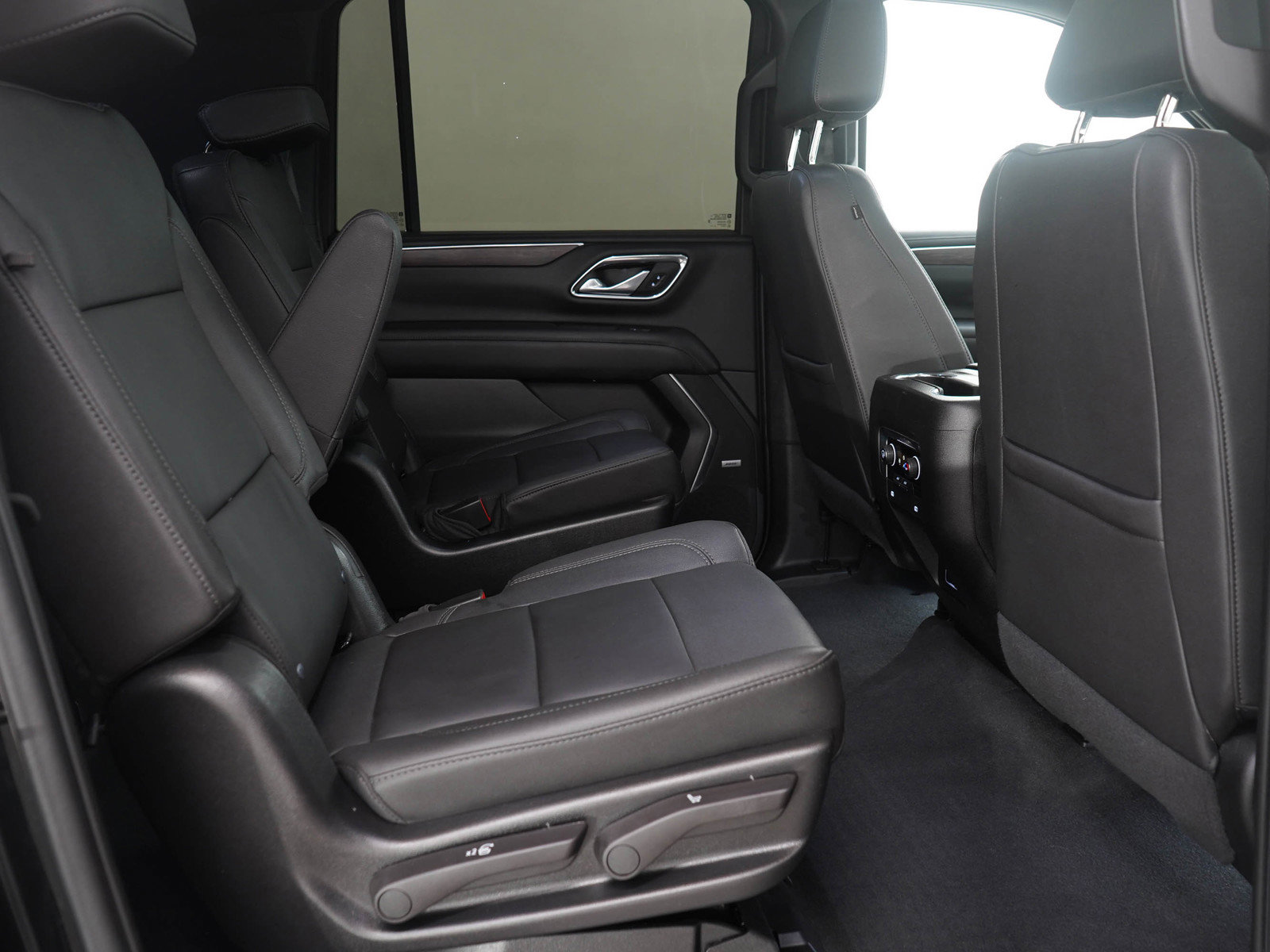 Used 2023 Chevrolet Suburban LT image 14