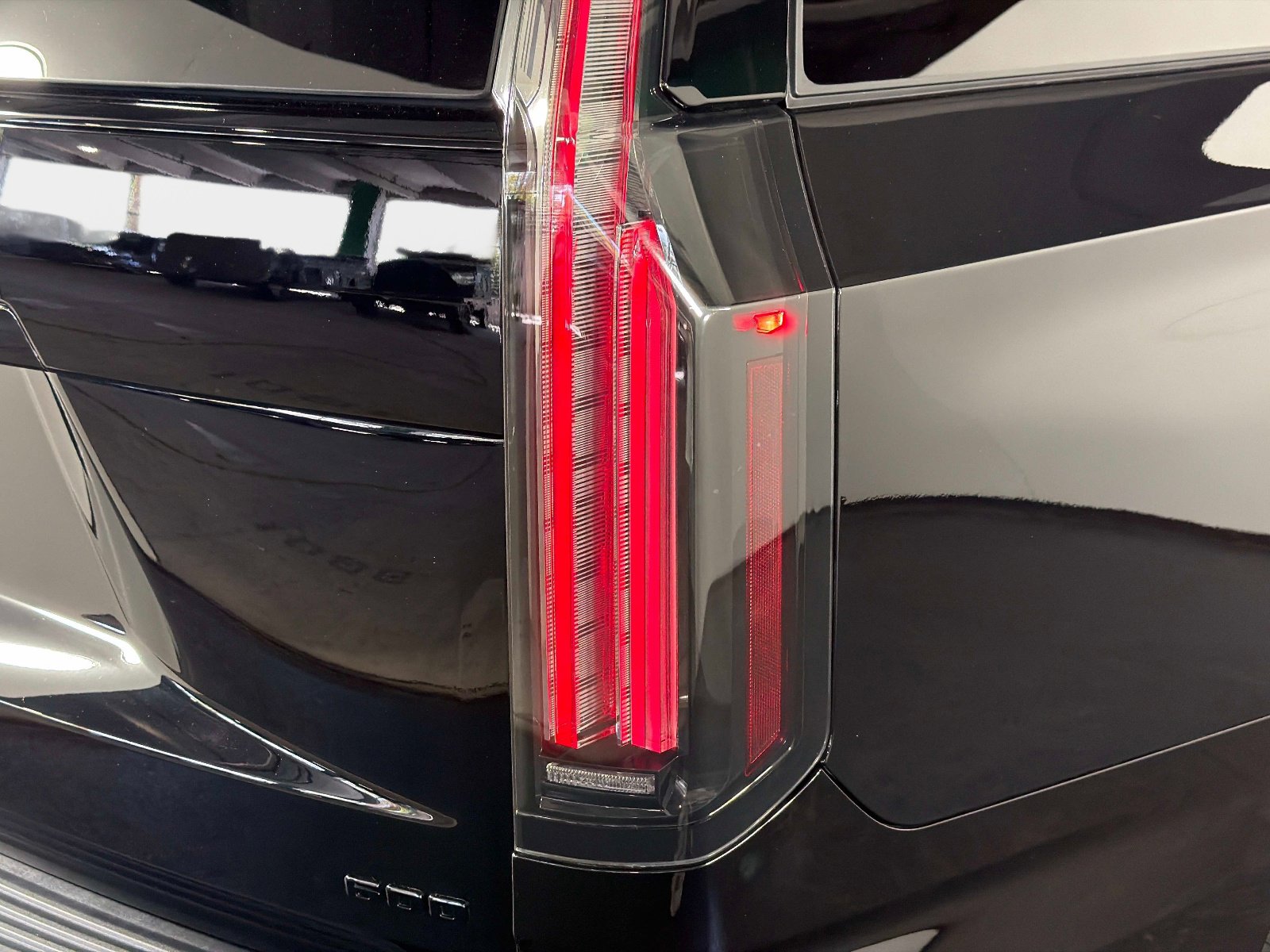 Used 2026 Cadillac Escalade Platinum Sport w/ LPO, ONYX Package AWD/4WD image 17