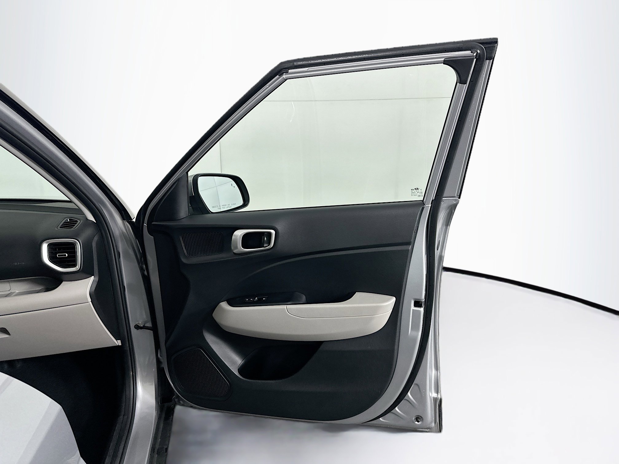 Used 2025 Hyundai Venue SEL image 31