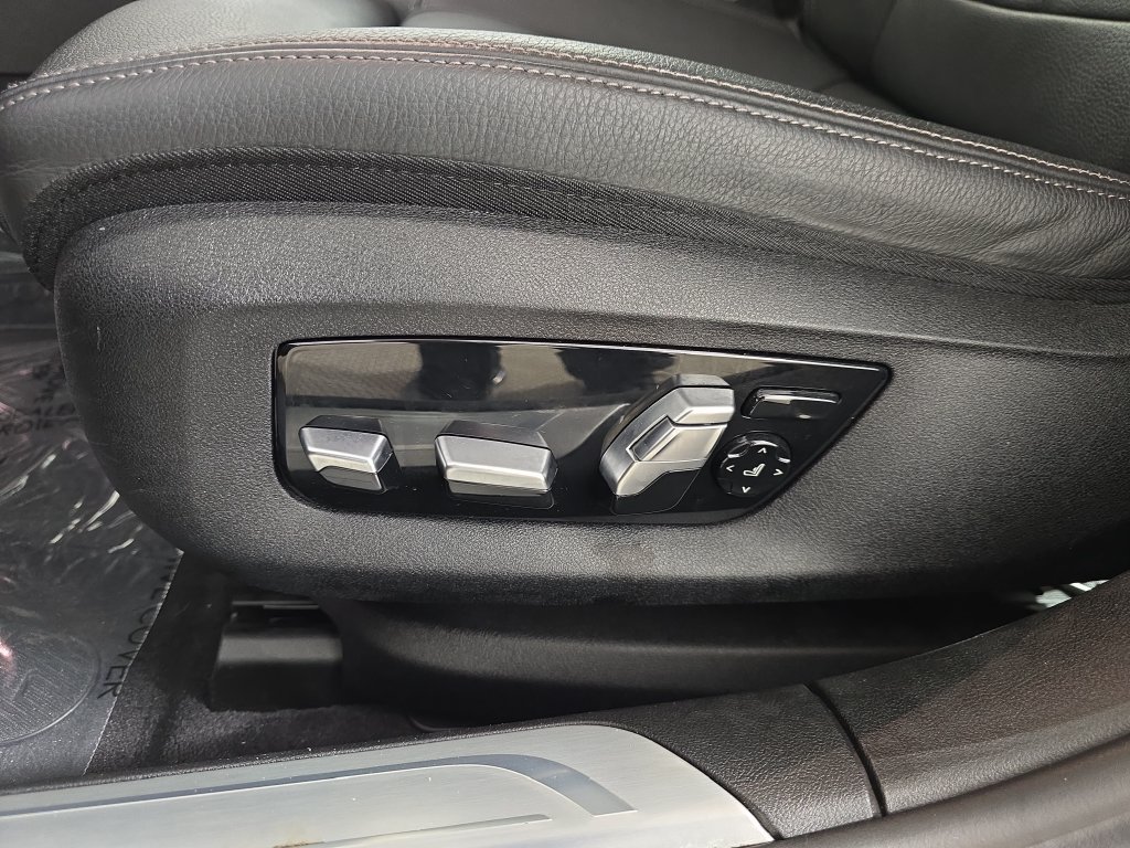 Used 2021 BMW 740i xDrive AWD/4WD image 32
