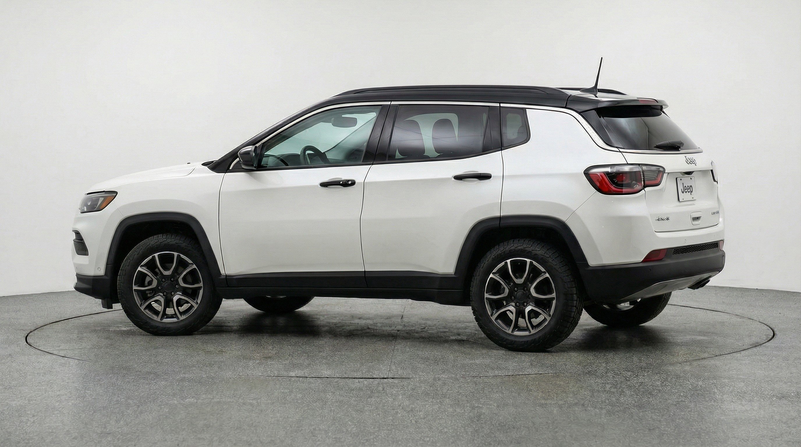 Used 2025 Jeep Compass Trailhawk AWD/4WD image 5