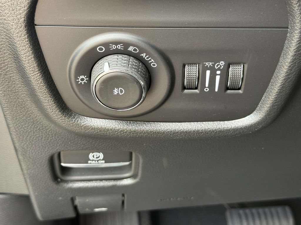 Used 2025 Jeep Grand Cherokee Limited AWD/4WD image 23