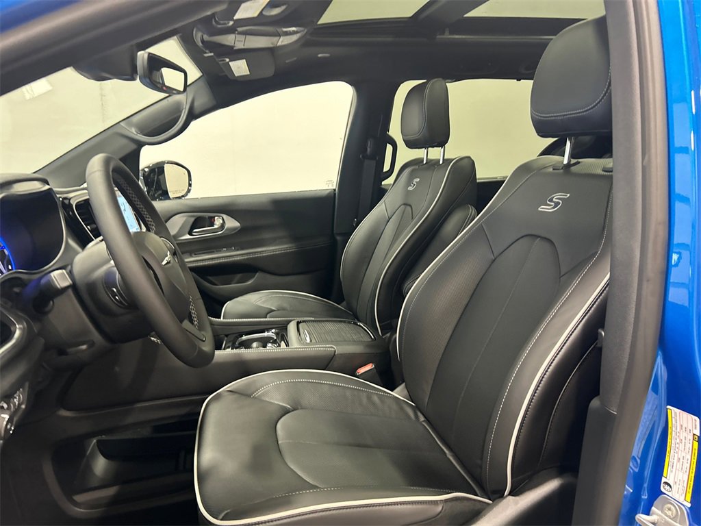 New 2026 Chrysler Pacifica Limited image 15