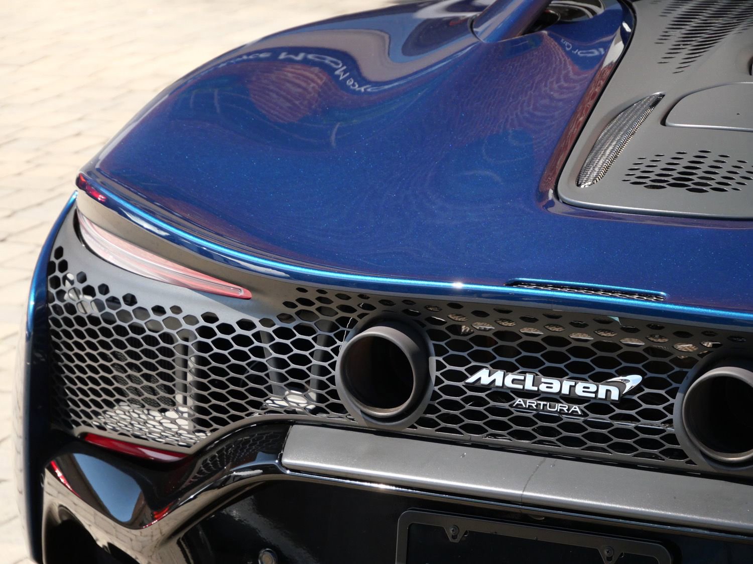Used 2023 McLaren Artura RWD image 14