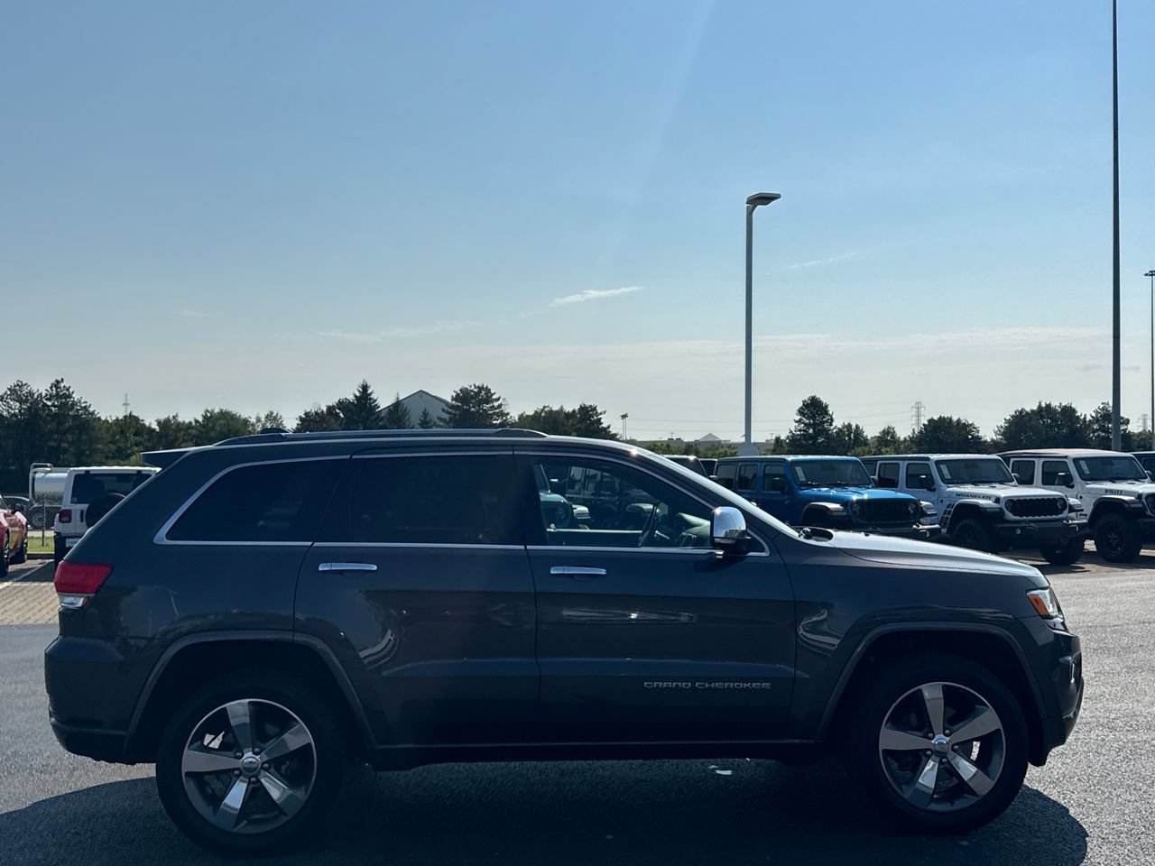 Used 2015 Jeep Grand Cherokee Overland w/ Advanced Technology Group AWD/4WD image 2