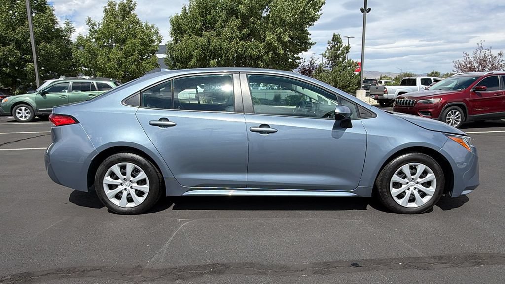 Used 2022 Toyota Corolla LE FWD image 2