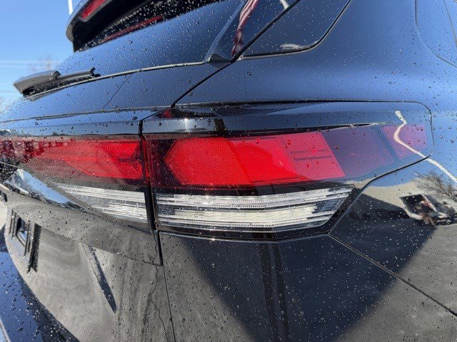 Used 2025 Volkswagen Tiguan SE R-Line image 6