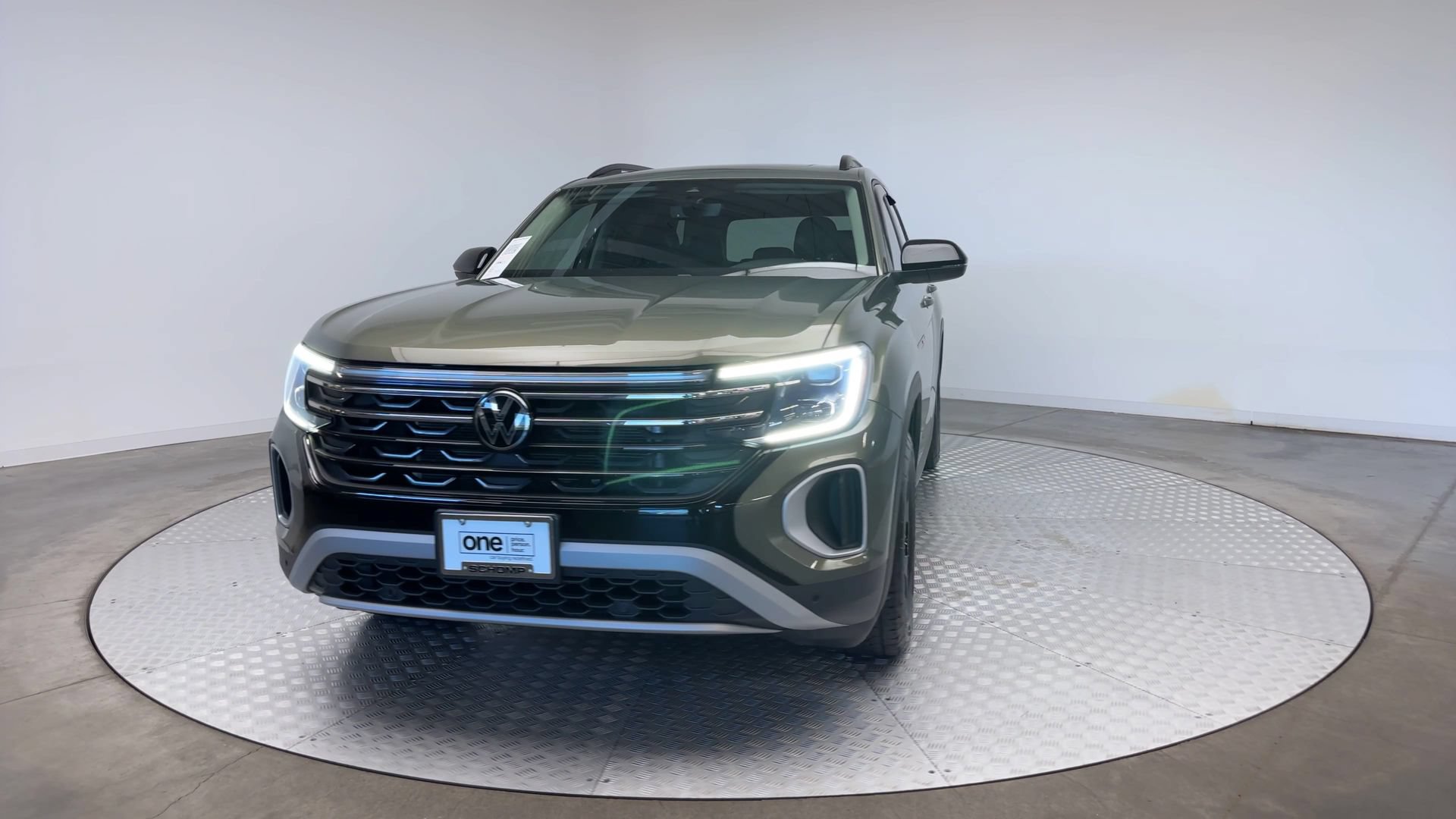 Used 2024 Volkswagen Atlas Peak Edition SE AWD/4WD image 3