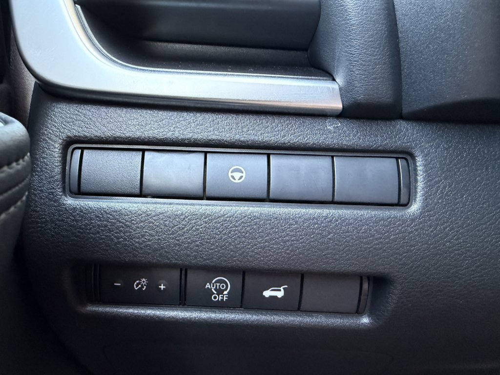 Used 2025 Nissan Rogue SV image 23