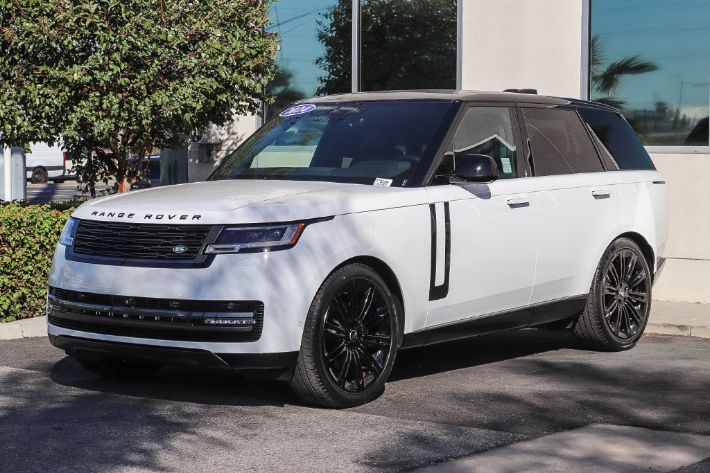 Used 2024 Land Rover Range Rover SE AWD/4WD image 3