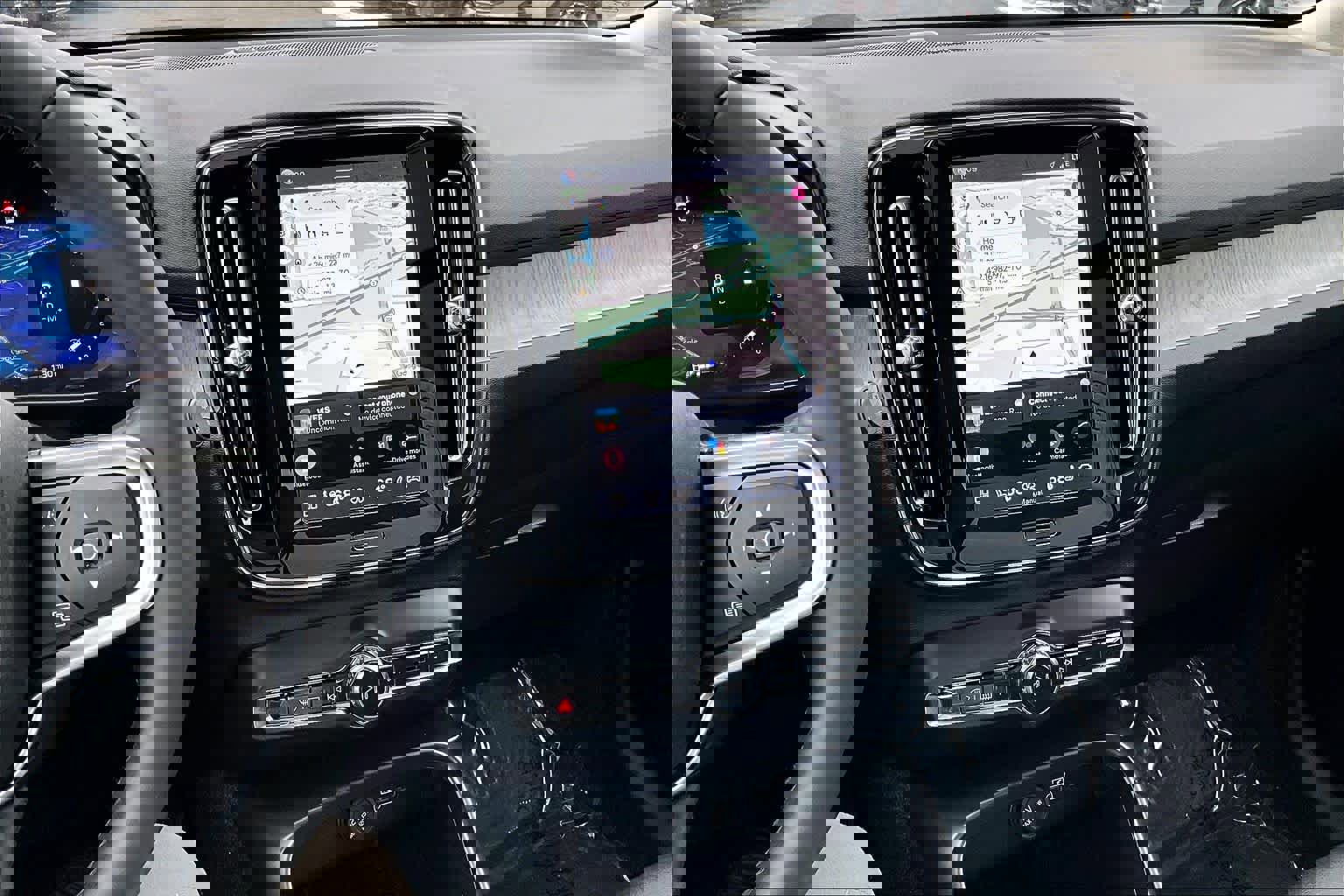 Certified 2024 Volvo XC40 B5 Plus w/ Protection Package Premier image 7