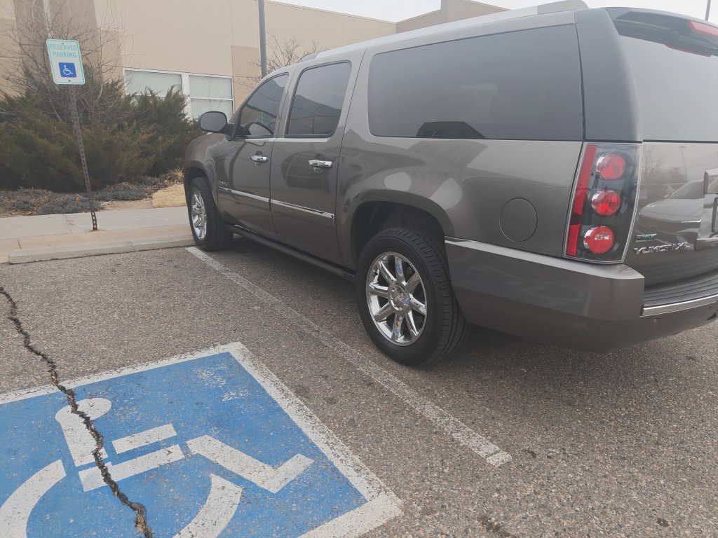 Used 2011 GMC Yukon XL Denali image 6