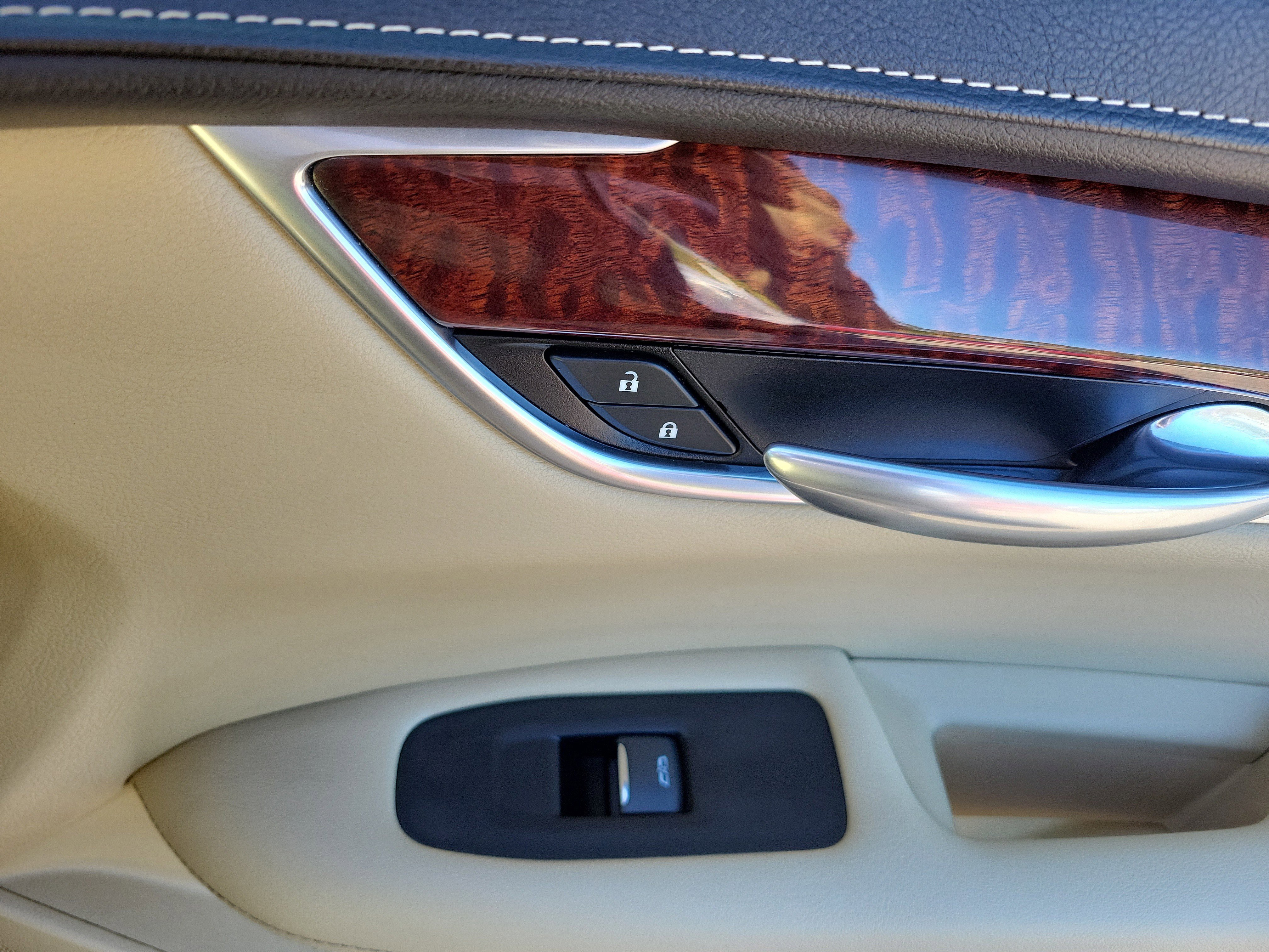 Used 2018 Cadillac XT5 Luxury w/ Driver Awareness Package FWD image 11