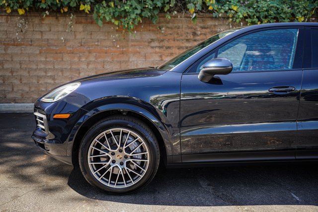 Used 2023 Porsche Cayenne Platinum Edition image 5