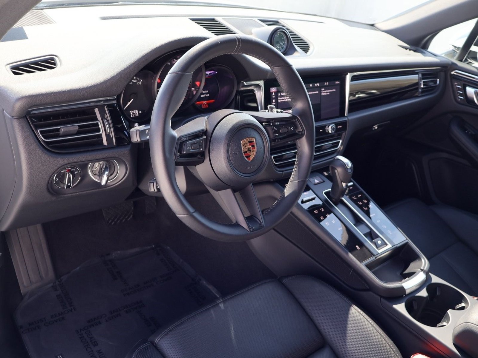 Certified 2026 Porsche Macan AWD/4WD image 4