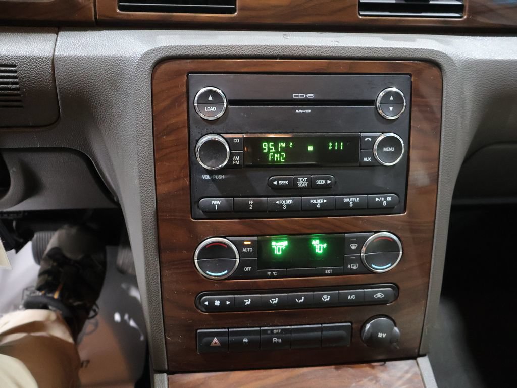 Used 2008 Ford Taurus SEL FWD image 24