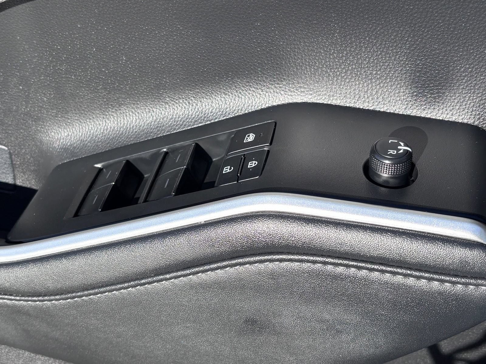 Used 2024 Toyota Highlander LE FWD image 21