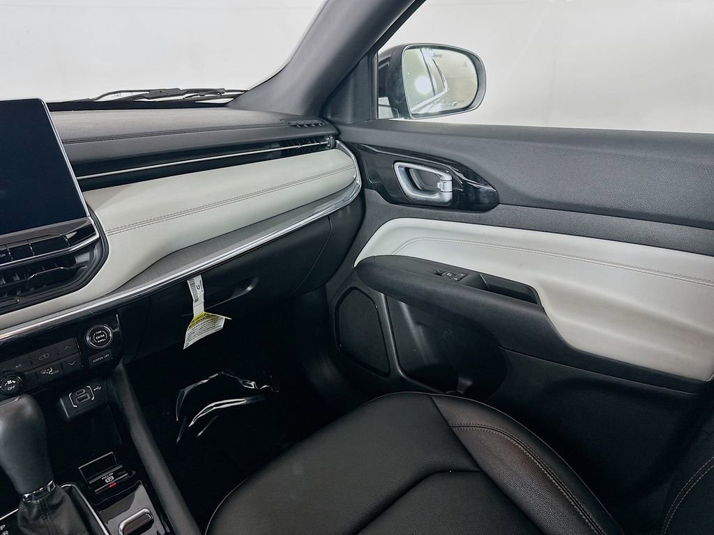 Used 2024 Jeep Compass Limited image 33