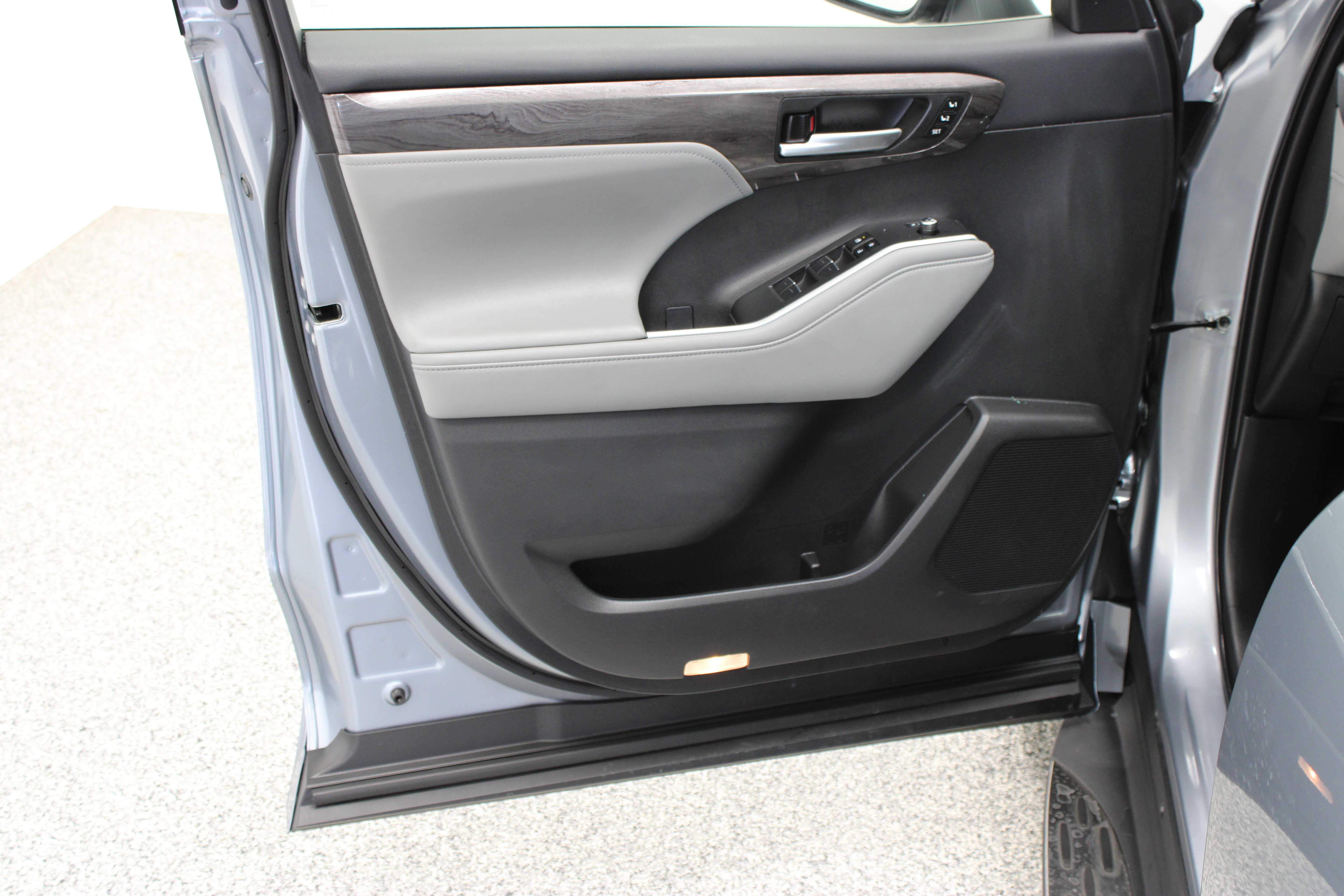 Used 2024 Toyota Highlander Limited FWD image 12