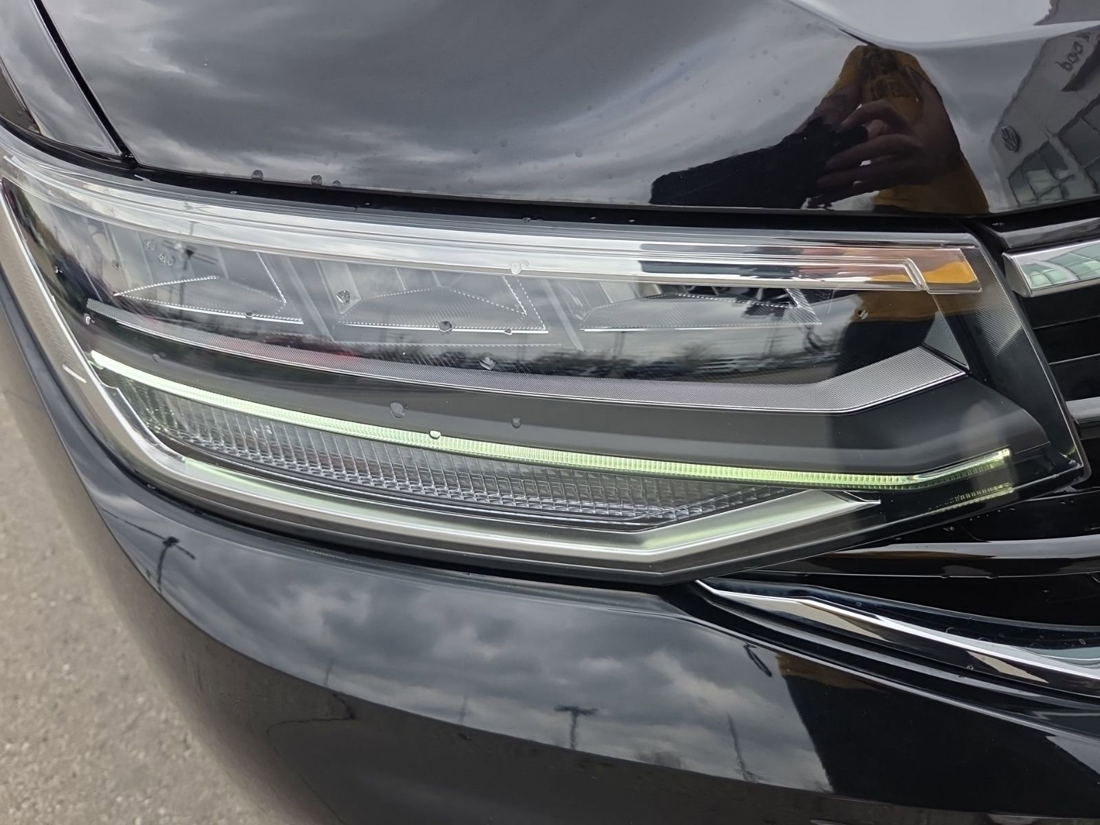 Certified 2023 Volkswagen Tiguan SE R-Line image 7