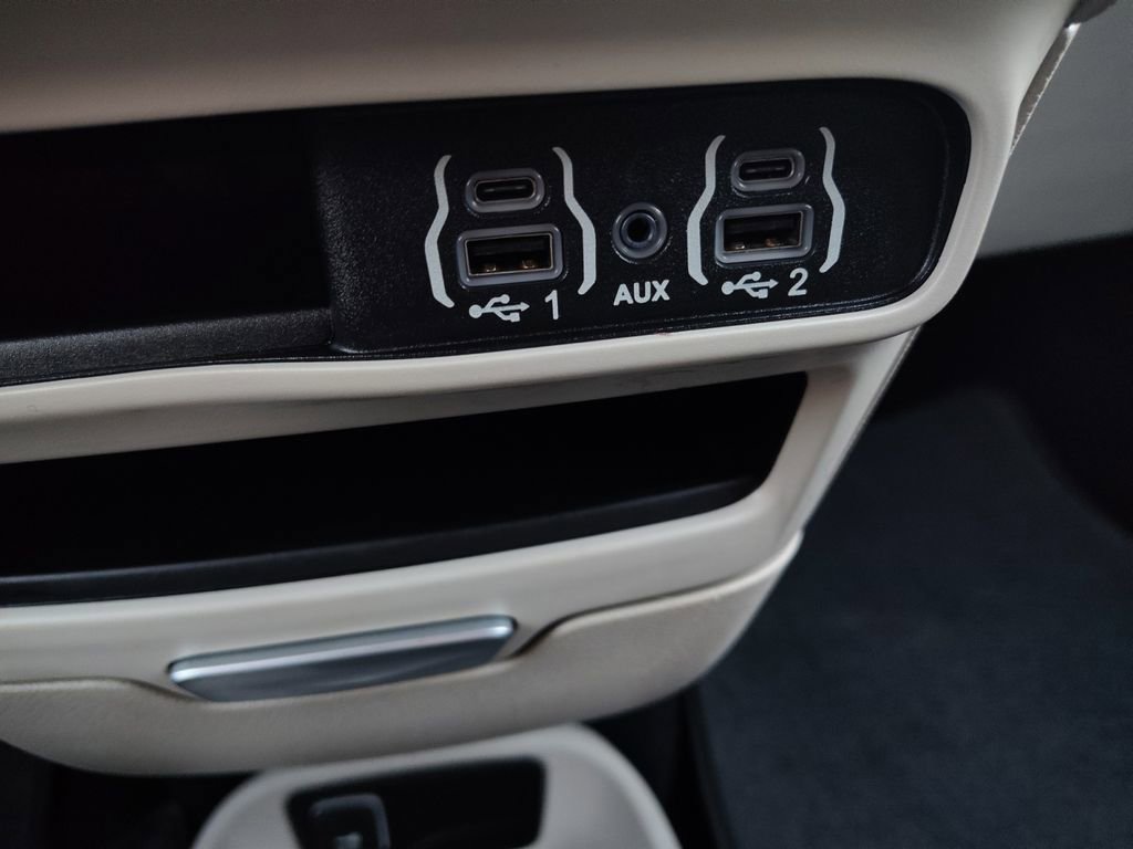 Used 2023 Chrysler Pacifica Touring-L image 6