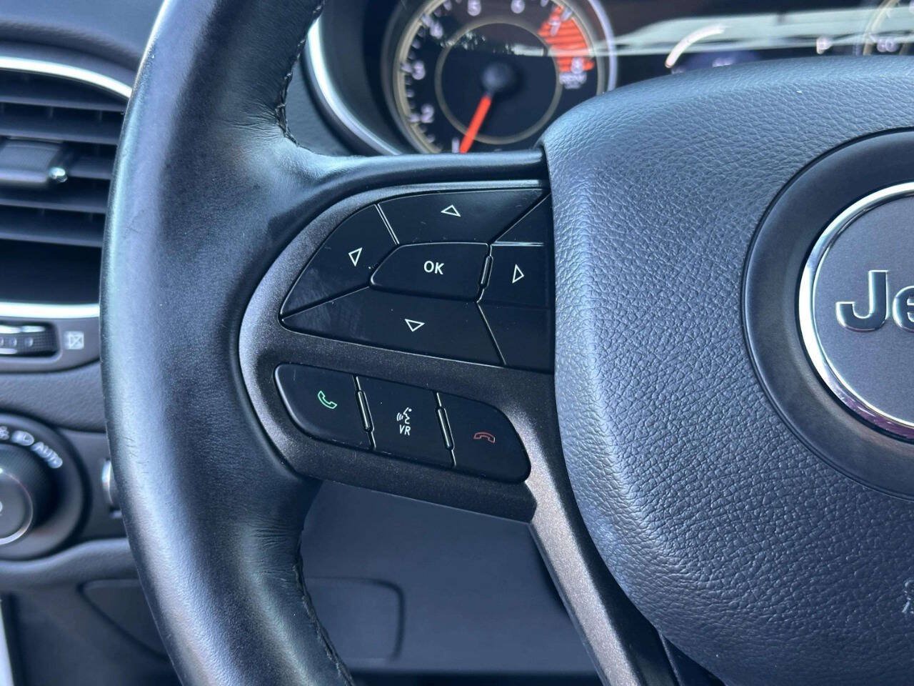 Used 2019 Jeep Cherokee Trailhawk w/ Cold Weather Group AWD/4WD image 27