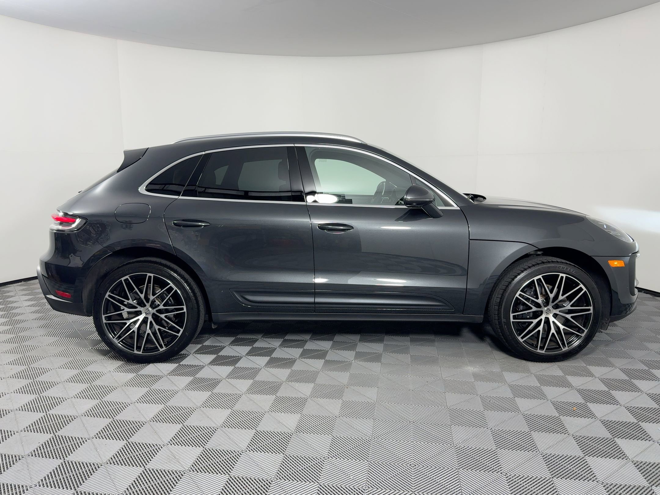 Certified 2025 Porsche Macan image 8