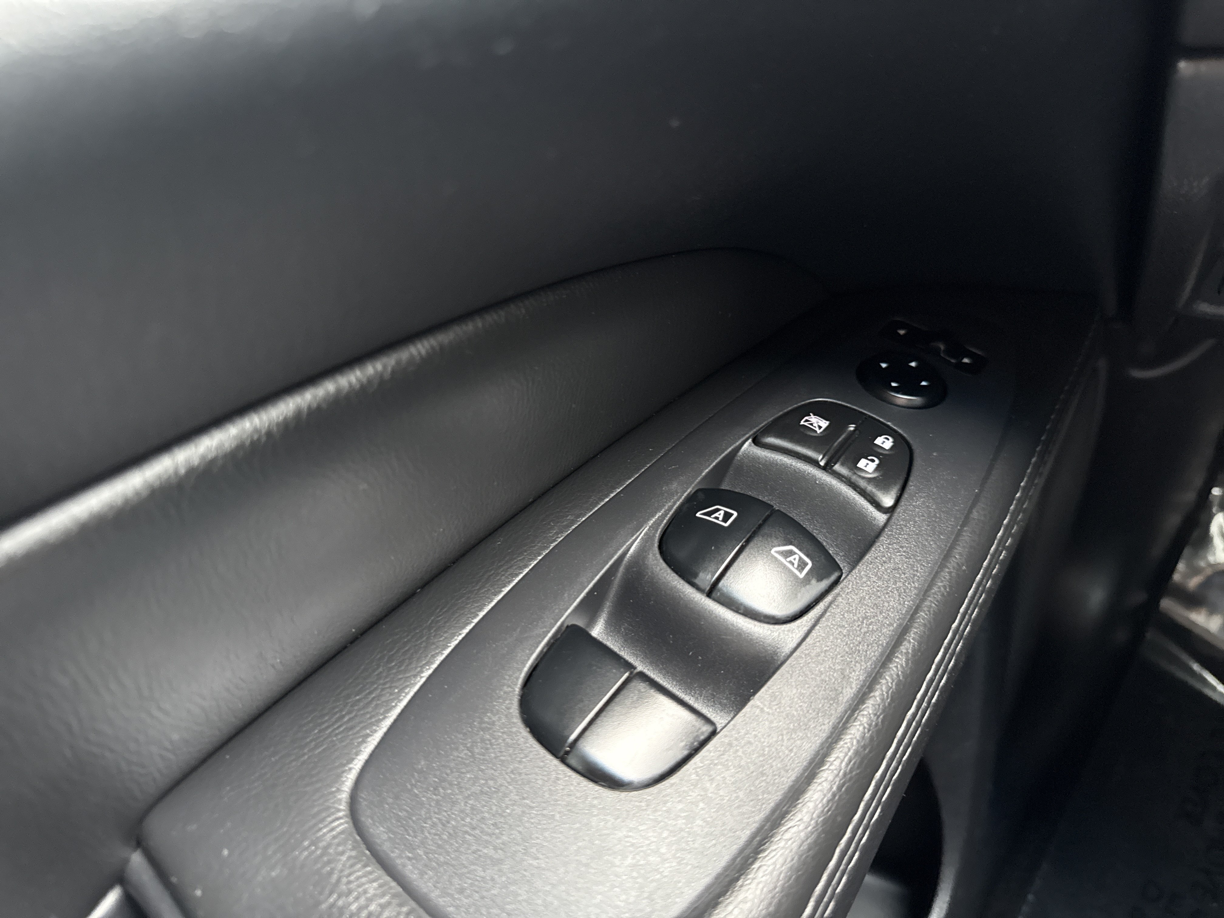 Used 2014 Nissan Pathfinder Platinum FWD image 26