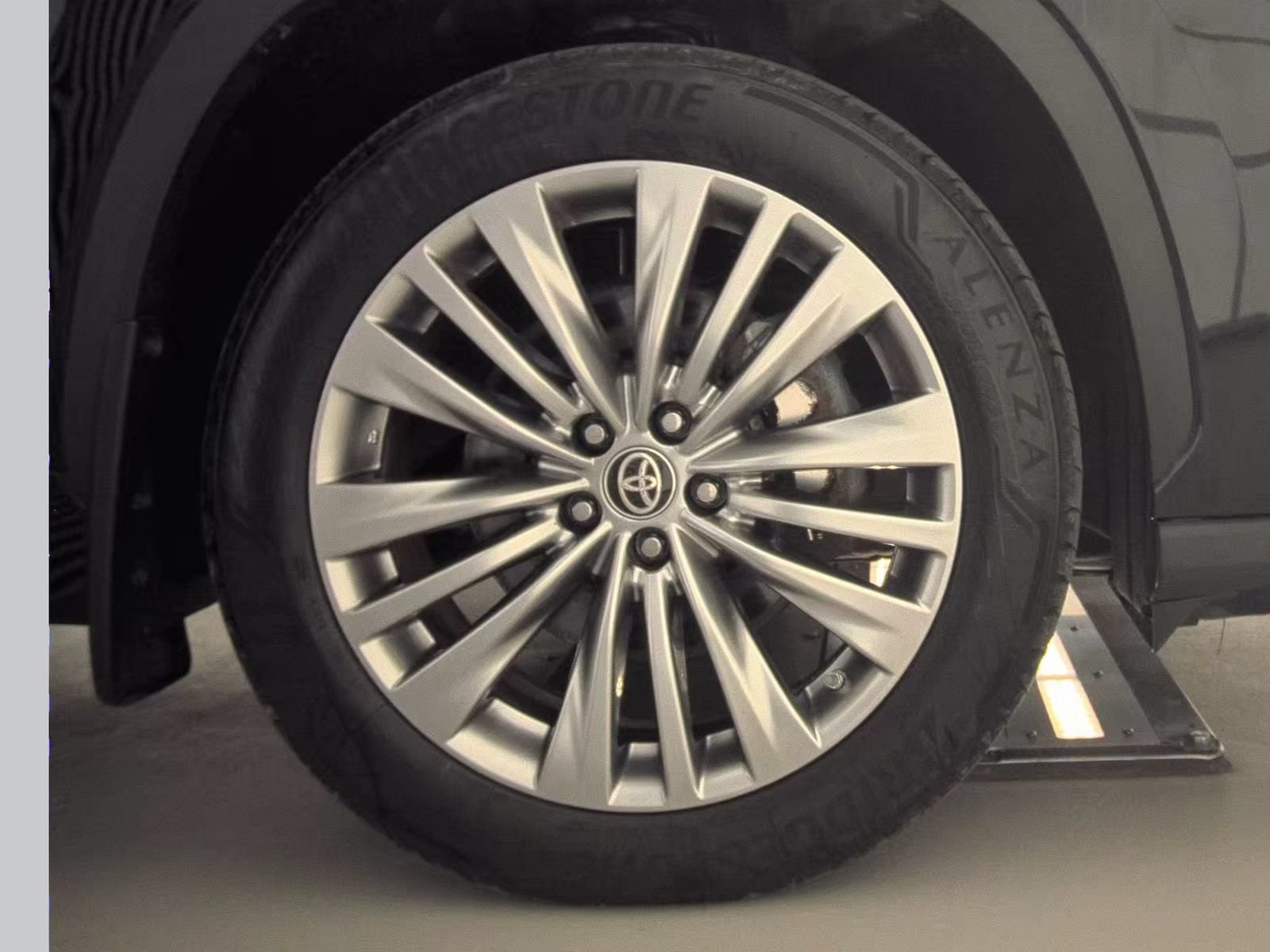 Used 2024 Toyota Highlander Platinum AWD/4WD image 13