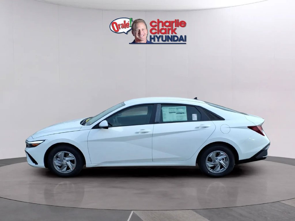 New 2026 Hyundai Elantra SE FWD image 2