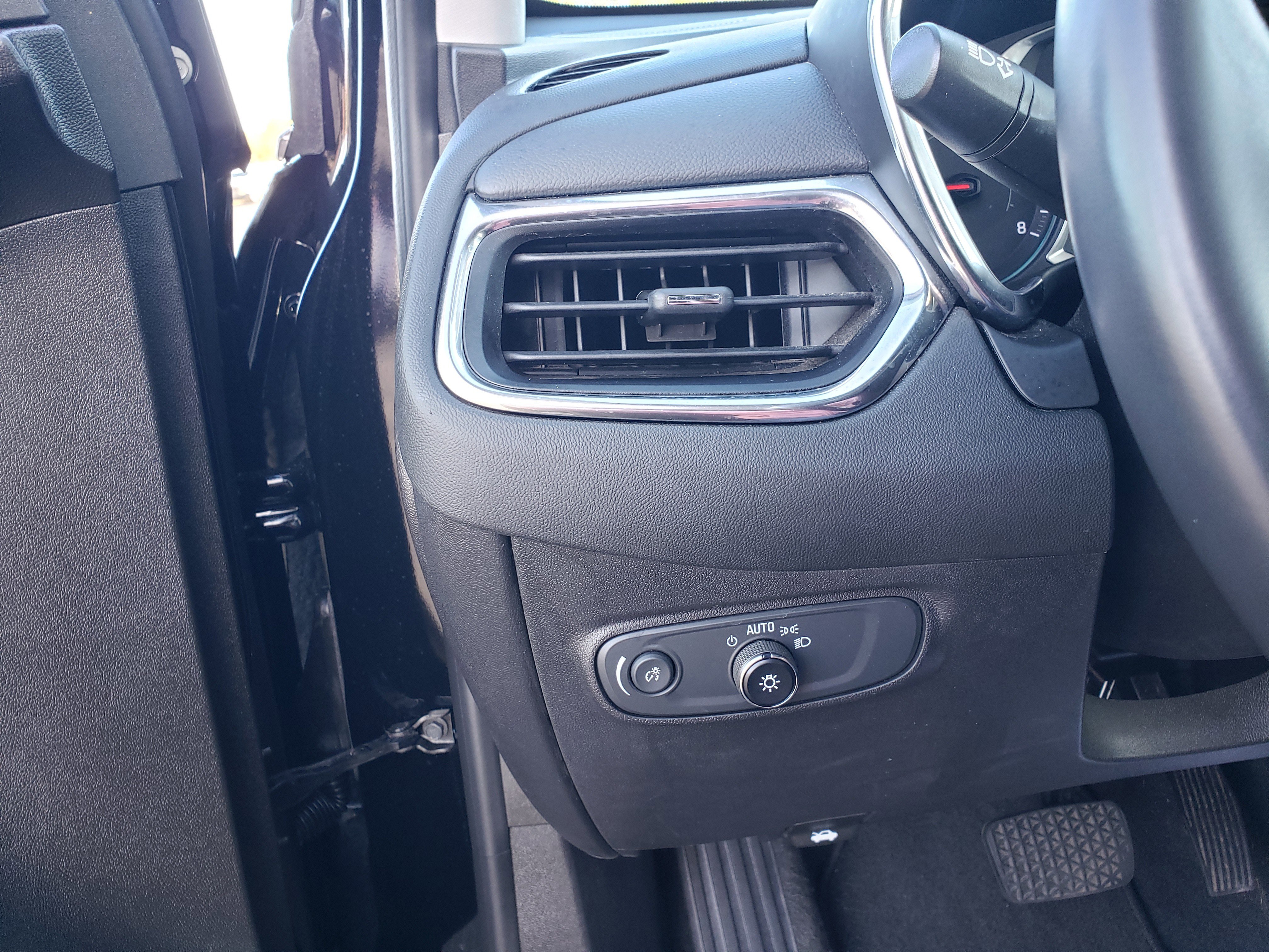 New 2022 Chevrolet Equinox LT w/ Driver Convenience Package image 15