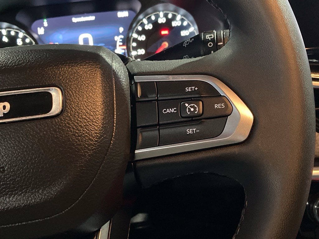 Used 2025 Jeep Compass Latitude AWD/4WD image 15