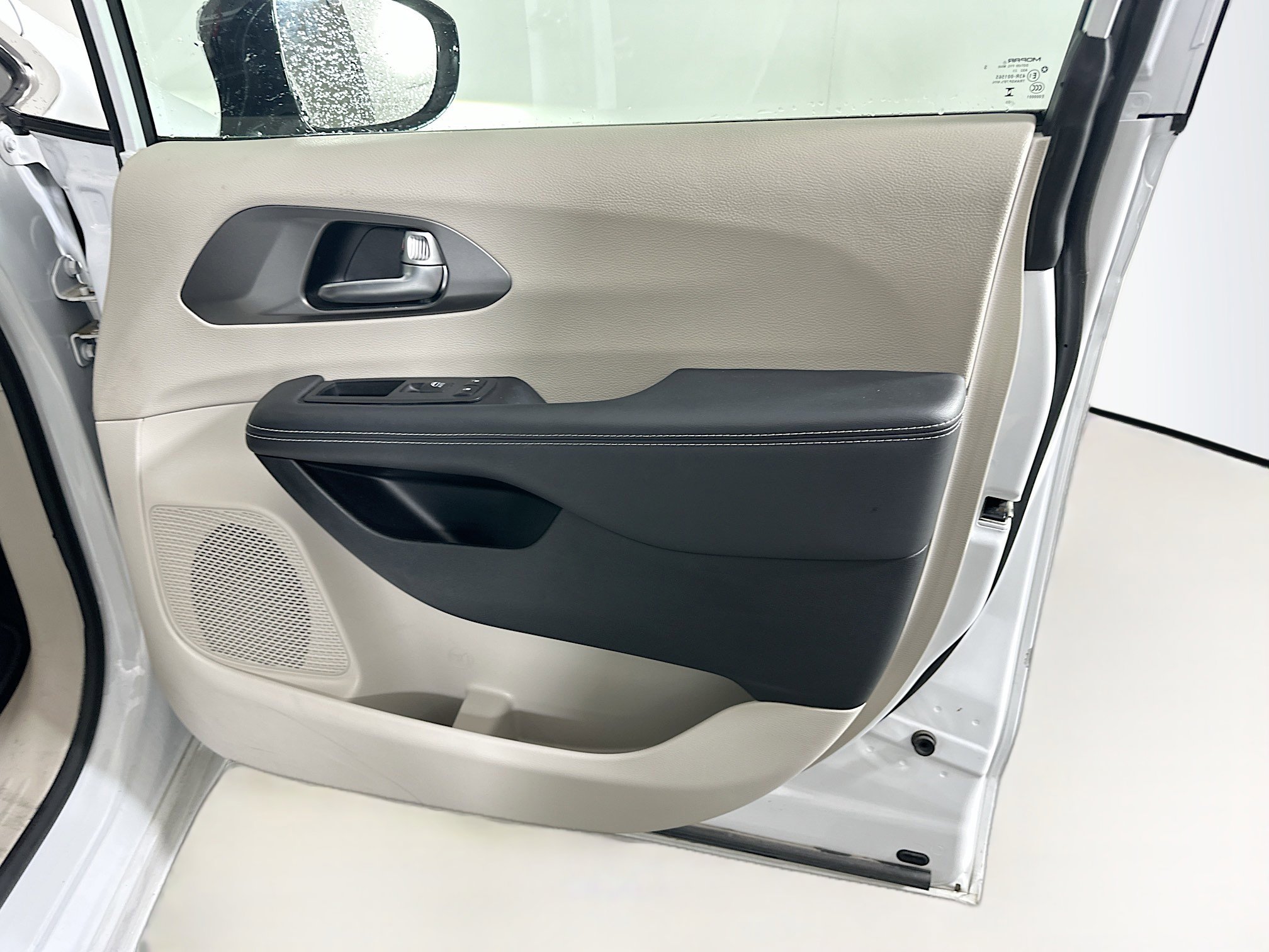 Used 2024 Chrysler Pacifica Touring-L FWD image 31