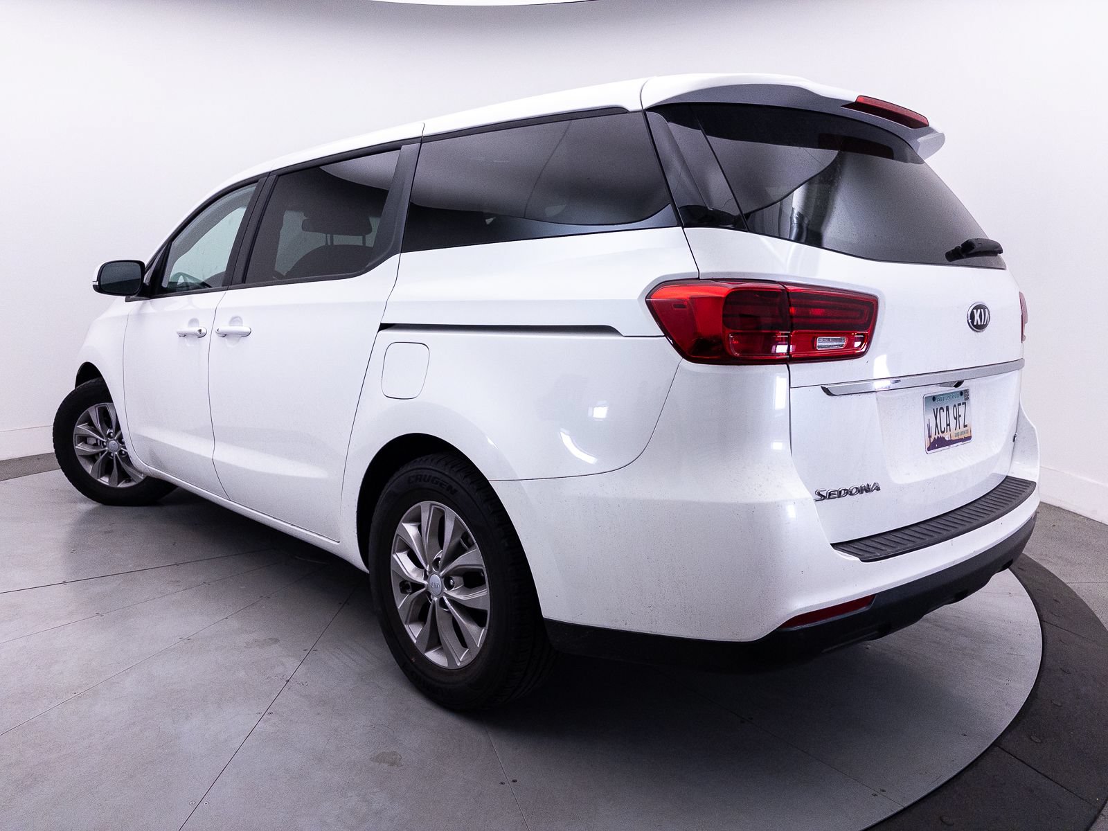 Used 2019 Kia Sedona LX FWD image 2