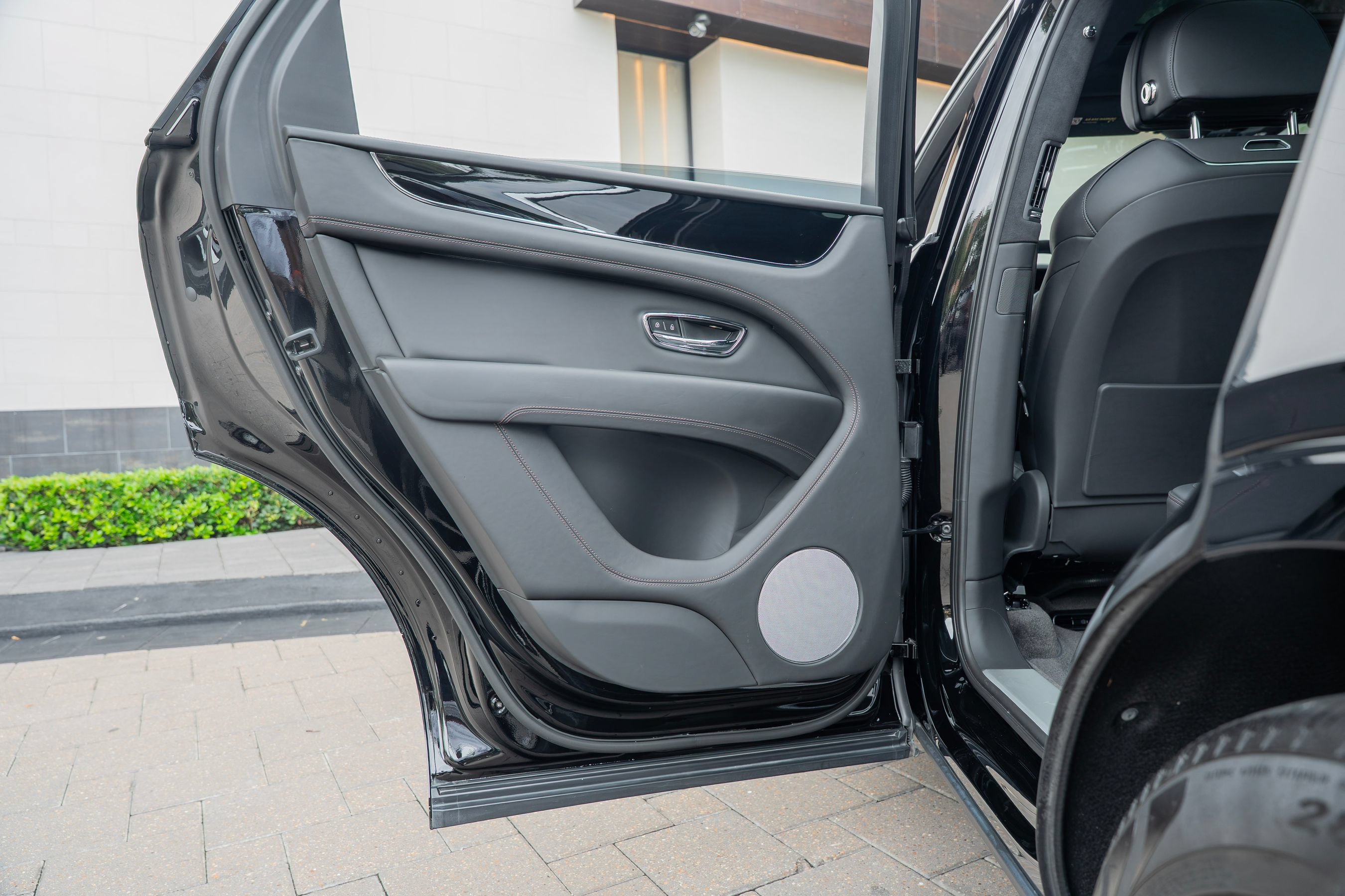 Certified 2024 Bentley Bentayga Plug-In Hybrid AWD/4WD image 10
