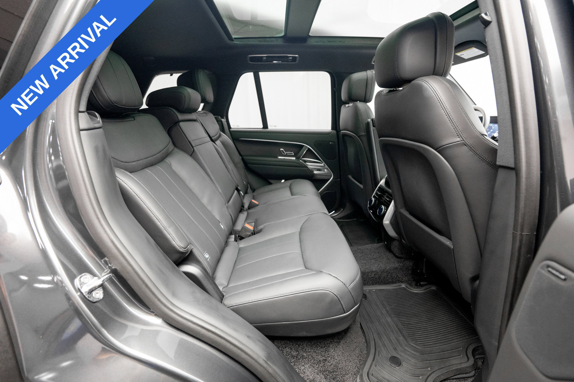 Used 2025 Land Rover Range Rover SE AWD/4WD image 18