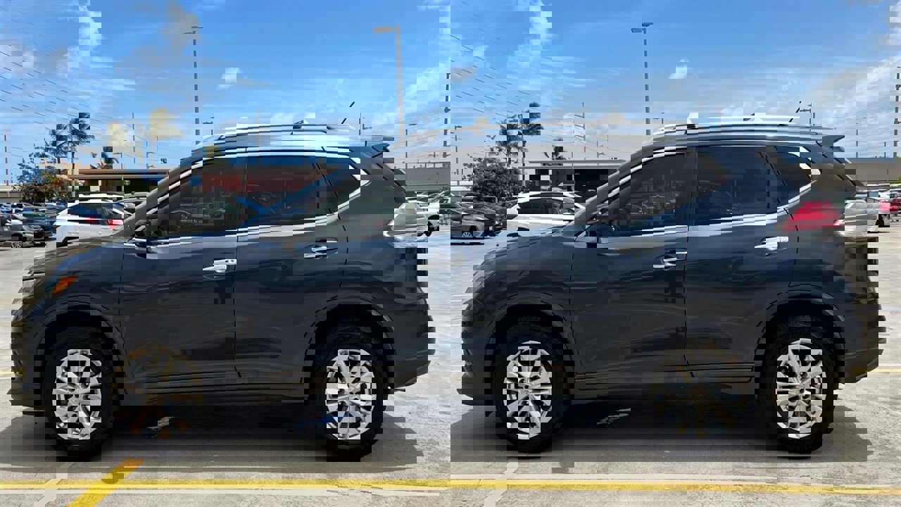 Used 2016 Nissan Rogue SV w/ SV Premium Package image 2