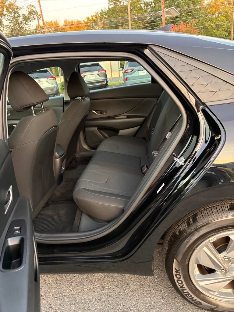 Used 2025 Hyundai Elantra SE FWD image 19